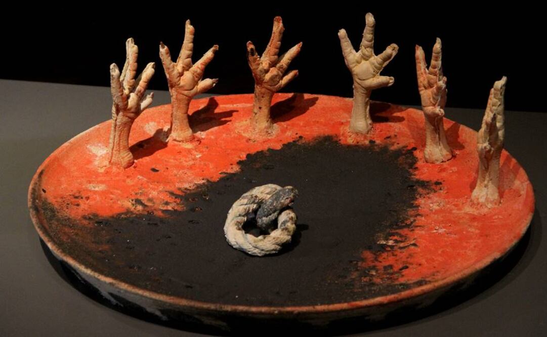 Duelo es una exposición "alrededor de la violencia, los desaparecidos y las víctimas de la delincuencia" contó ayer el artista Francisco Toledo y agregó que por esto, utilizar el color rojo en gran parte de las cerámicas de la muestra "era obligado".