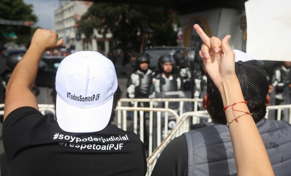 Trabajadores del Poder Judicial se manifiestan cerca de la Cámara de Diputados. Foto: Luis Camacho/EL UNIVERSAL