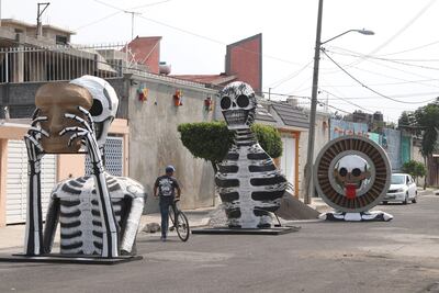 Calaveras gigantes vuelven a Tláhuac; homenajean a víctimas de Covid