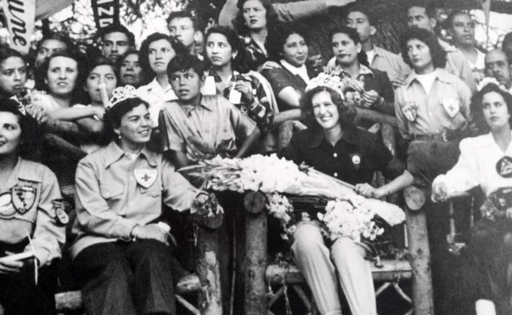 Coronación de la reina Alma I (centro) y de sus princesas Gloria Mendiola (izq) y Margarita Castañeda (der). Las ceremonias se hacían tanto en lujosos salones como en alta montaña. Foto: ESPECIAL/Cortesía Enrique Chávez Poupard.
