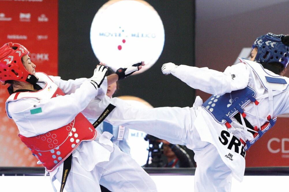 La mexicana María Espinoza (izq.) se impuso a la serbia Milica Mandic en la categoría de +67 kg (MARIO GUZMÁN. EFE)