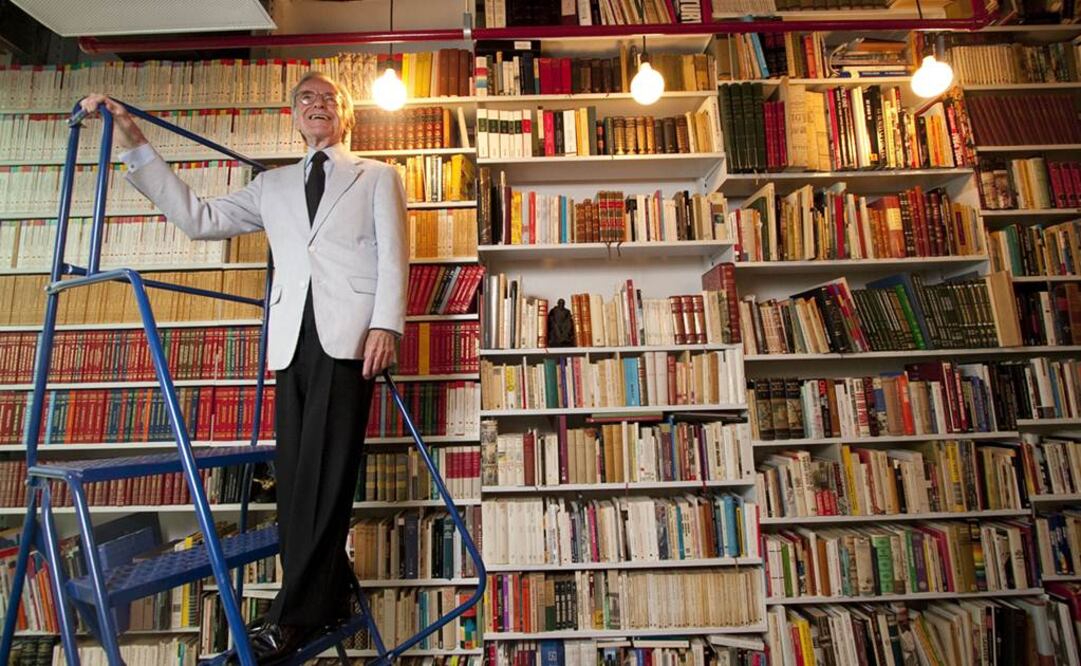 En 2012, el periodista posaba frente a una de las paredes de la amplia biblioteca que tenía en su oficina. FOTO: Arturo Bermúdez / EL UNIVERSAL