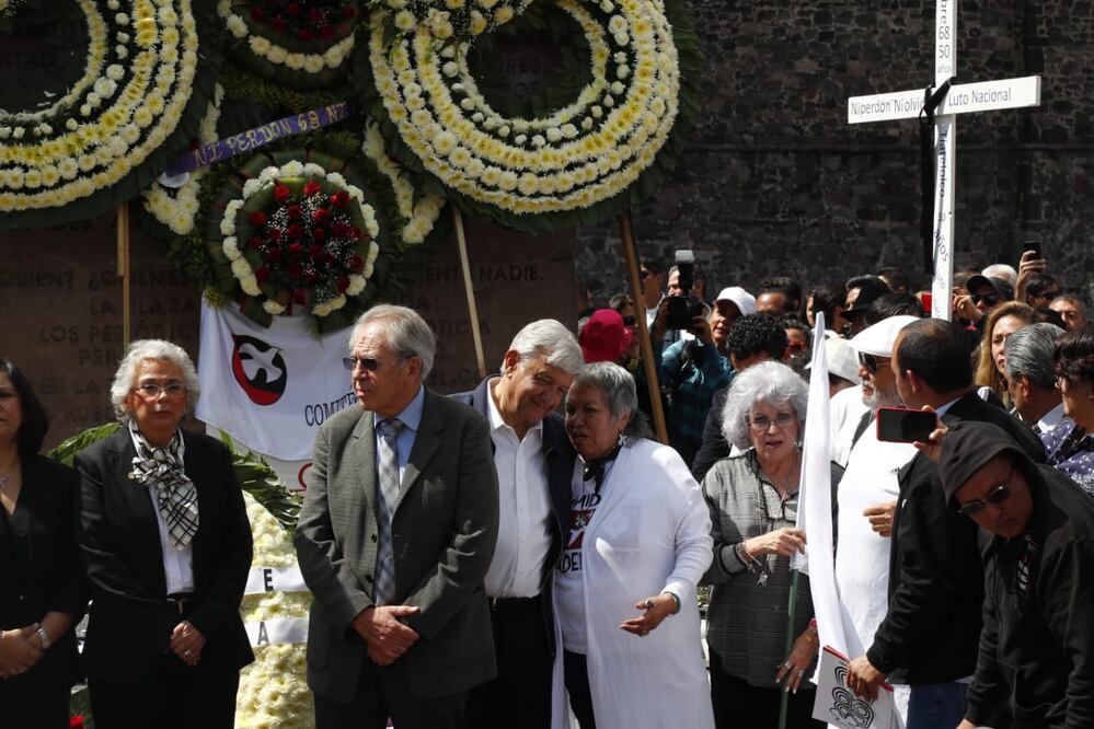Después de unos minutos, la ayudantía abrió las vallas y dejó el paso libre para que se realizaran las ceremonias del aniversario luctuoso a la víctimas del 2 de octubre de 1968. Foto: Yadín Xolalpa / EL UNIVERSAL