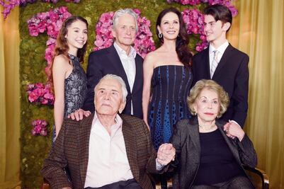 Kirk Douglas festeja sus 100 años con té