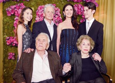 Kirk Douglas festeja sus 100 años con té