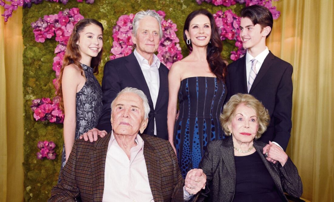 El festejo fue organizado por su hijo Michael (arriba, al centro) (CHRIS PIZZELLO. AP)