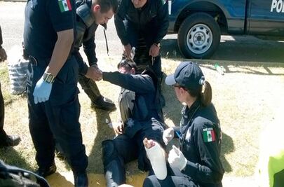 Se lesiona policía durante choque con maestros en Oaxaca