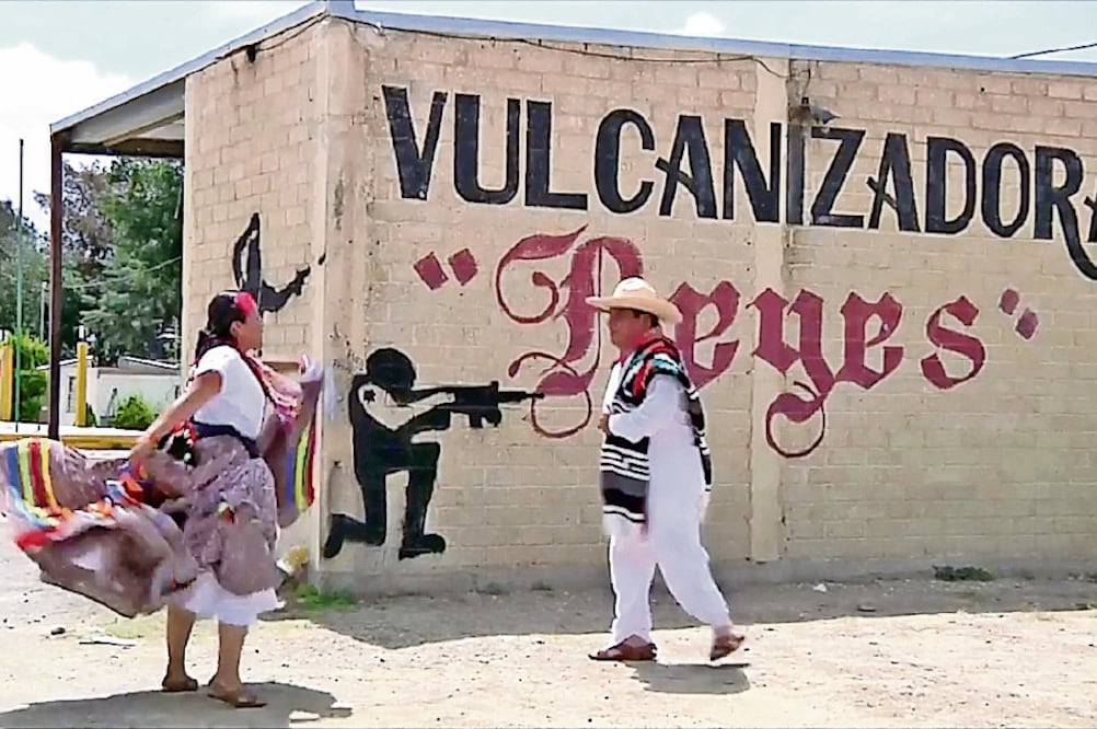 En un video, maestros usan imágenes del sito donde ocurrió el enfrentamiento del 19 de junio para promover su fiesta alternativa (ESPECIAL)