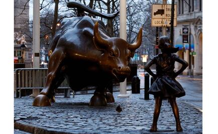 Una niña desafía al toro de Wall Street por el Día Internacional de la Mujer