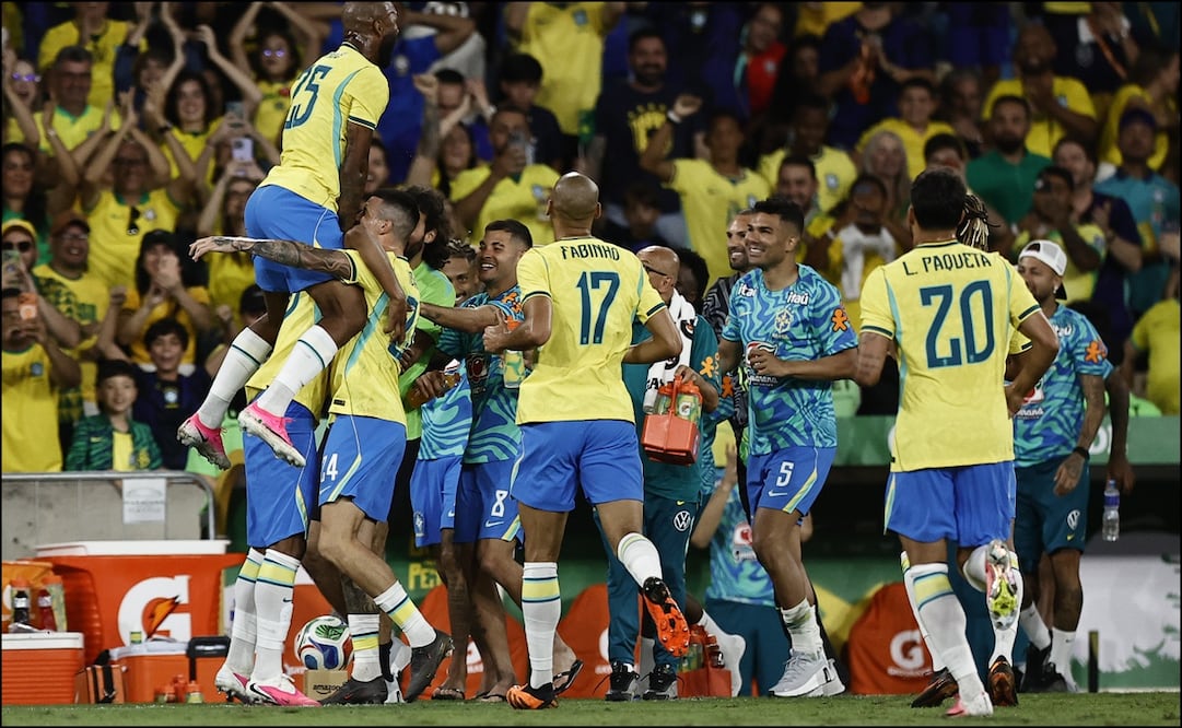Jugadores de la selección de Brasil festejan uno de los seis goles ante Panamá. FOTO: EFE