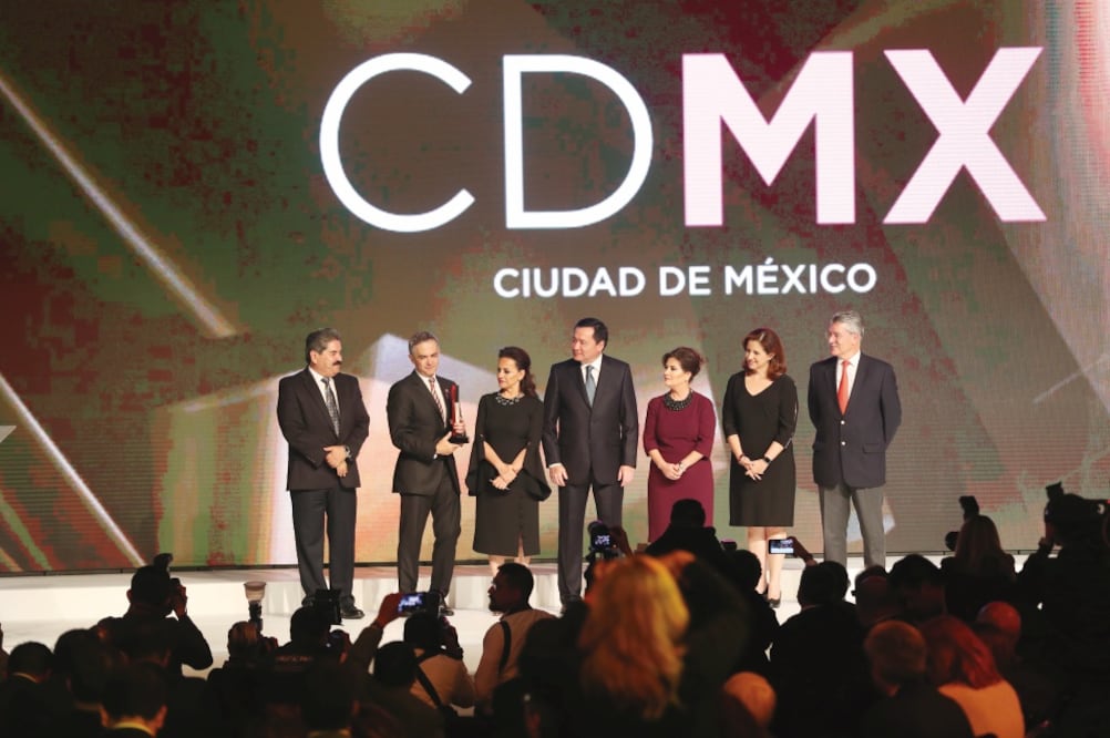 Miguel Ángel Mancera, jefe de Gobierno de la Ciudad de México, recibió por parte de la revista Alcaldes de México el reconocimiento por mejores prácticas ambientales durante su gestión. (VALENTE ROSAS. EL UNIVERSAL)