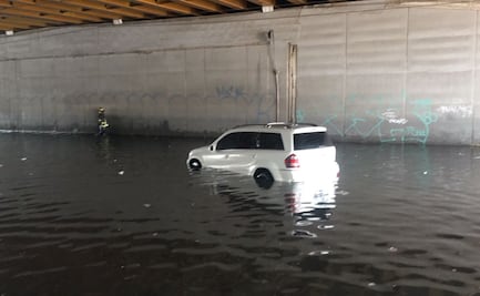 Registran inundación en bajo puente de Valle de Chalco y Tláhuac; vehículos quedan varados