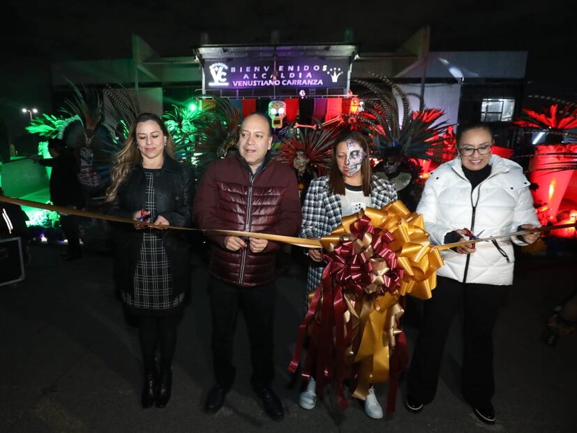 La alcaldesa de Venustiano Carranza, Evelyn Parra, inauguró los festejos del Día de Muertos en la explanada de la alcaldía. (Foto: especial)