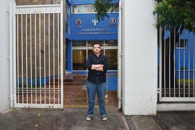 Loren, profesor destacado, fue despedido tras cambiar de género  