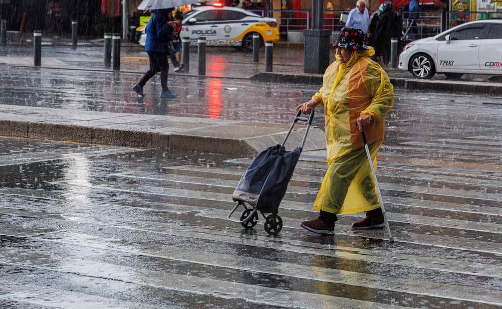 22 de junio de 2026, Ciudad de México. Una intensa lluvia sorprendió a peatones y automovilistas sobre Paseo de la Reforma, provocando encharcamientos y afectaciones a la movilidad en distintos tramos.
Foto: Osmar Alvarado | El Universal.