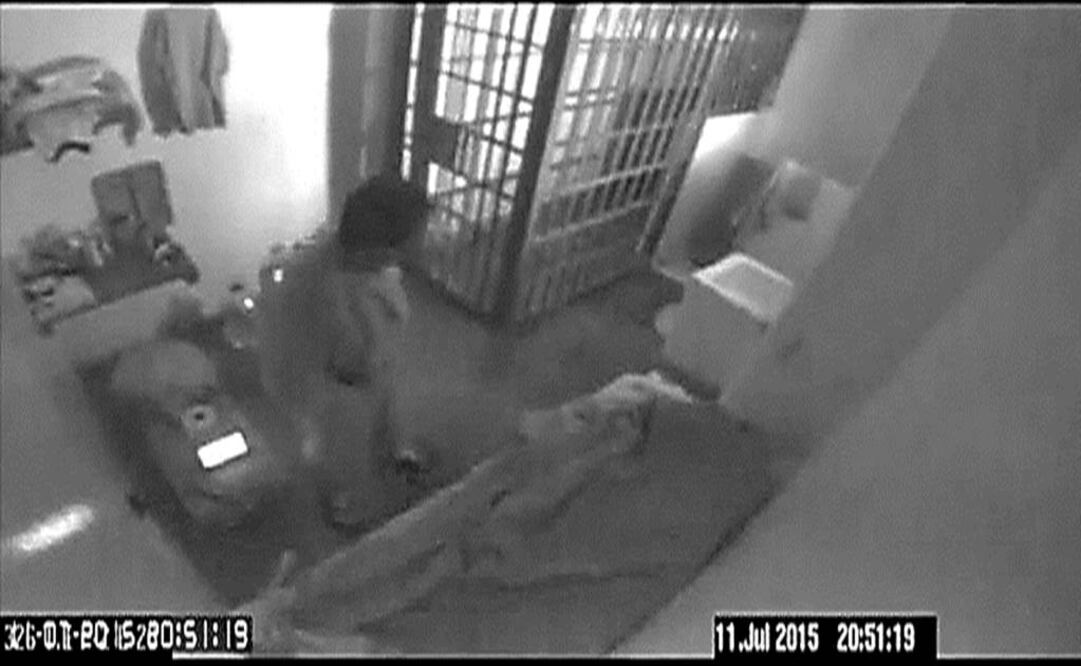Segundos antes de escapar, el capo dio varias vueltas en su celda, según los videos que difundió la Comisión Nacional de Seguridad. FOTO: ESPECIAL