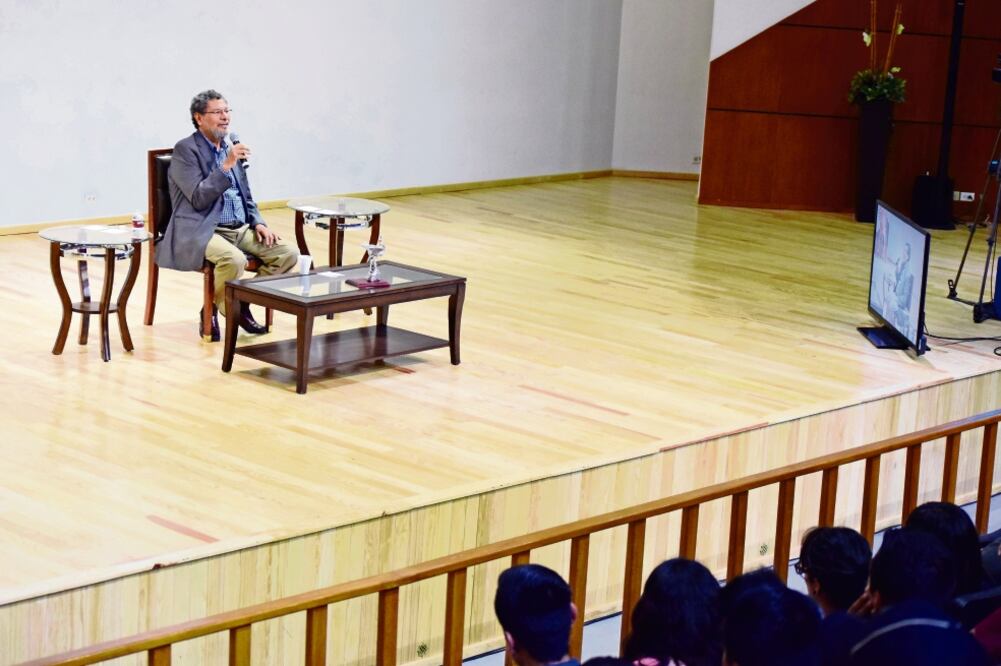 Mendoza conversó acerca de su libro Besar al detective (IRENE HERNÁNDEZ / CORTESÍA FUL)