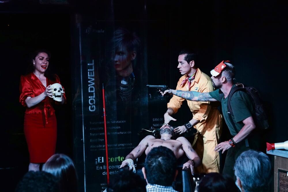 Pilar interpreta a la dueña de un salón de belleza, quien es víctima de unos maleantes. Foto: Lavar, peinar y enterrar