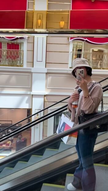 Ángela Aguilar nos enseña cómo llevar un bucket hat en primavera