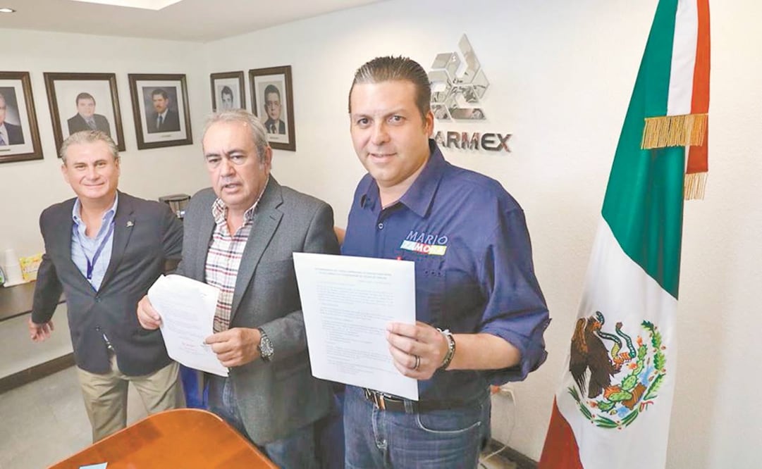 El candidato (der.) aseguró que ejercerá un gobierno trasparente y que rinda cuentas. Foto: Especial.