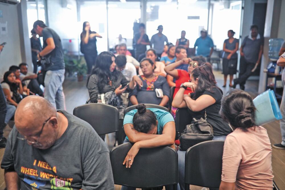 Familiares de las víctimas en el Caballo Blanco esperan para poder identificar a sus seres queridos, que podrían haber muerto en el lugar. Foto: FÉLIX MÁRQUEZ. AP