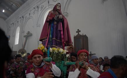 Indígenas regresan a sus santos a templo reparado tras sismo de 2017