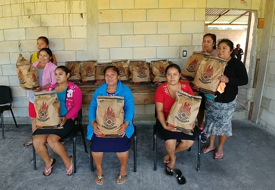 Con este proyecto, las mujeres, antes relegadas, en 2016 formaron un colectivo que participa en la producción y venta del carbón vegetal; en 2018, por primera vez, se sumarán a la cooperativa con voz y voto. (ADRIANA VARILLAS)