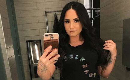 Demi Lovato se levanta la playera y muestra parte de sus senos