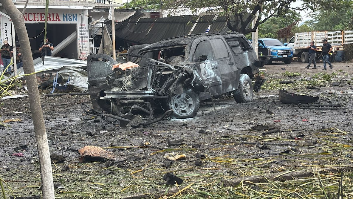 Estalla coche bomba afuera de instalaciones de la Policía Comunitaria de Coahuayana, Michoacán. (Foto: especial)