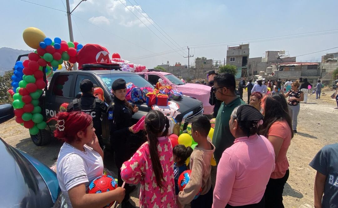 Policías de la CDMX reparten sonrisas; entregan más de 5 mil juguetes en el Día del Niño. Foto: Juan Carlos Williams