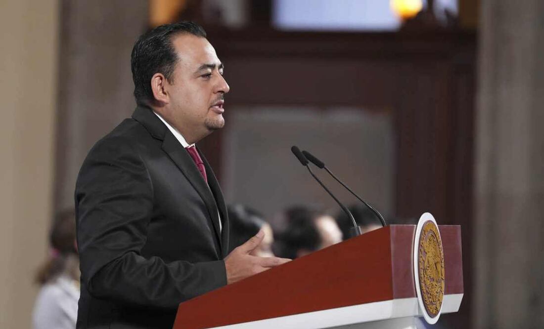 Coordinador nacional de Becas para el Bienestar, Julio César León Trujillo, en la conferencia matutina de Palacio Nacional el 17 de noviembre de 2025. Foto: Presidencia
