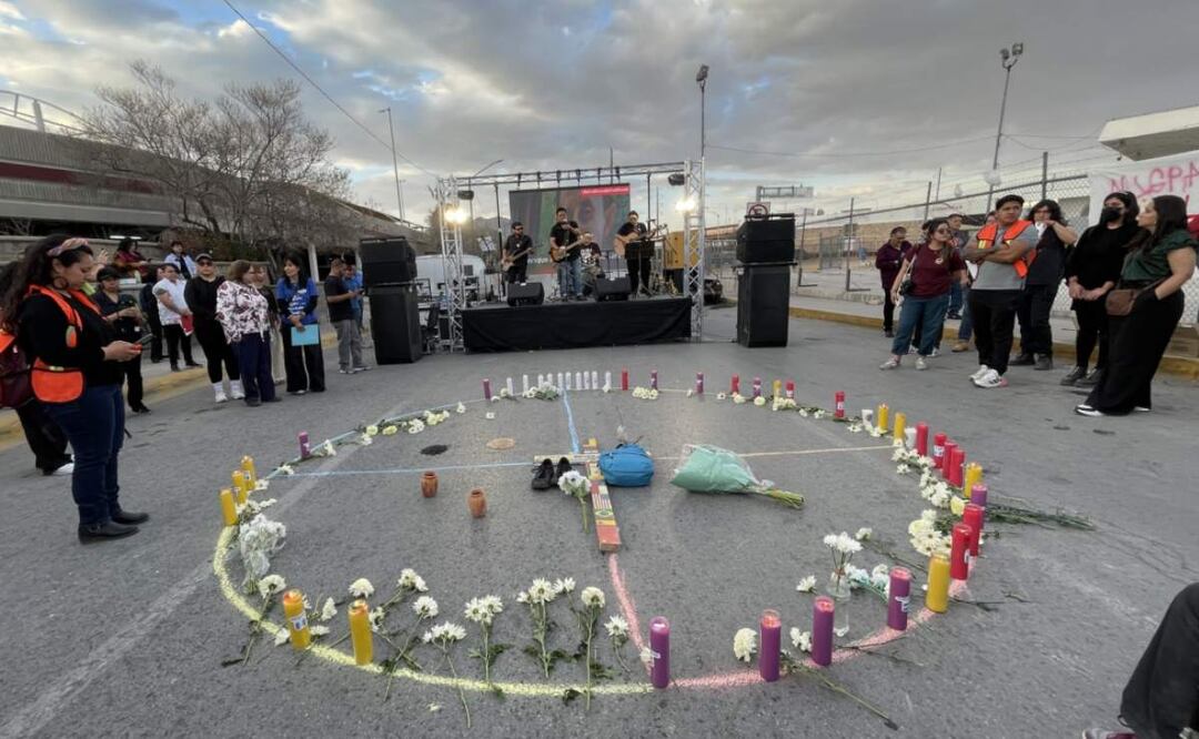 Organizaciones civiles y migrantes realizan vigilia en Ciudad Juárez, Chihuahua para recordar a víctimas de incendio en estación migratoria (27/03/2025). Foto: Paola Gamboa / EL UNIVERSAL