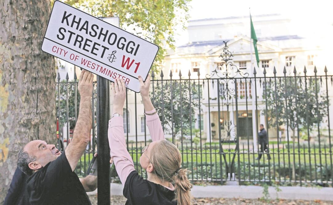 Activistas de Amnistía Internacional nombraron Khashoggi a una calle junto a la embajada de Arabia Saudita, en Londres. Foto: DANIEL LEAL-OLIVAS. AFP