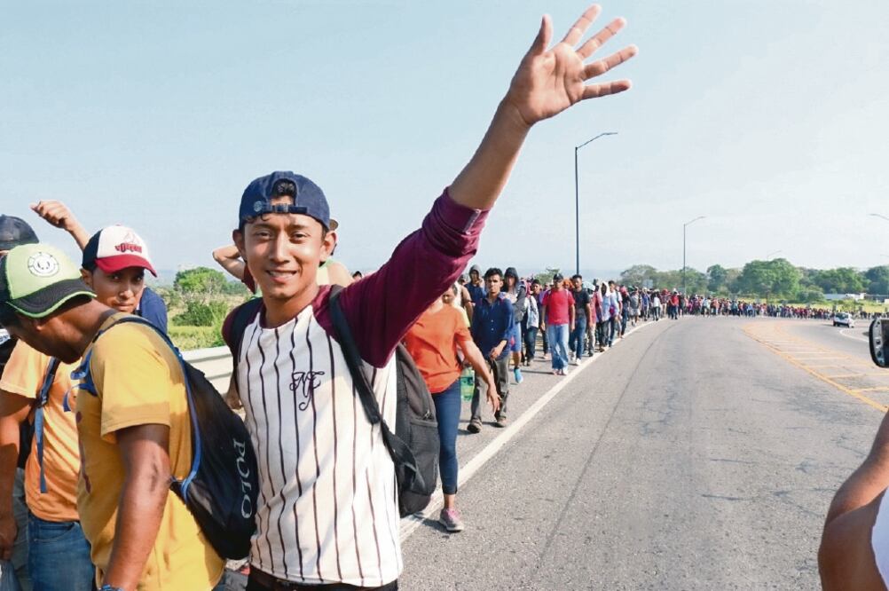Escoltados por agentes y personal de Protección Civil, migrantes dejaron Metapa con rumbo a Tapachula, Chiapas; agentes evitaron que se quedaran el parque Miguel Hidalgo, debido a la inconformidad de vecinos y empresarios (MARÍA DE JESÚS PETERS. EL UNIVE)