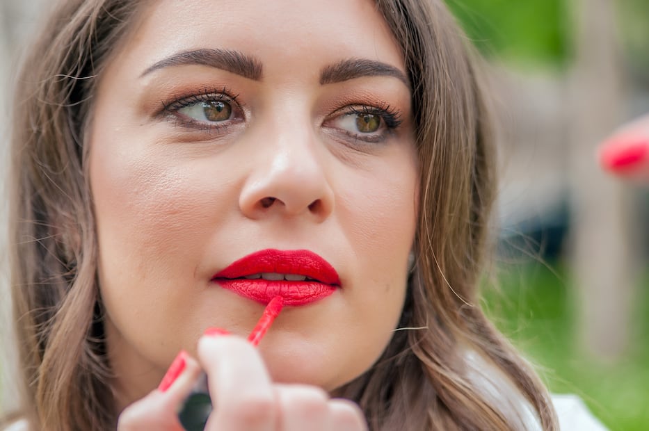 Usa labiales rojos que hidraten para cuidar la salud de tus labios. Foto: Freepik