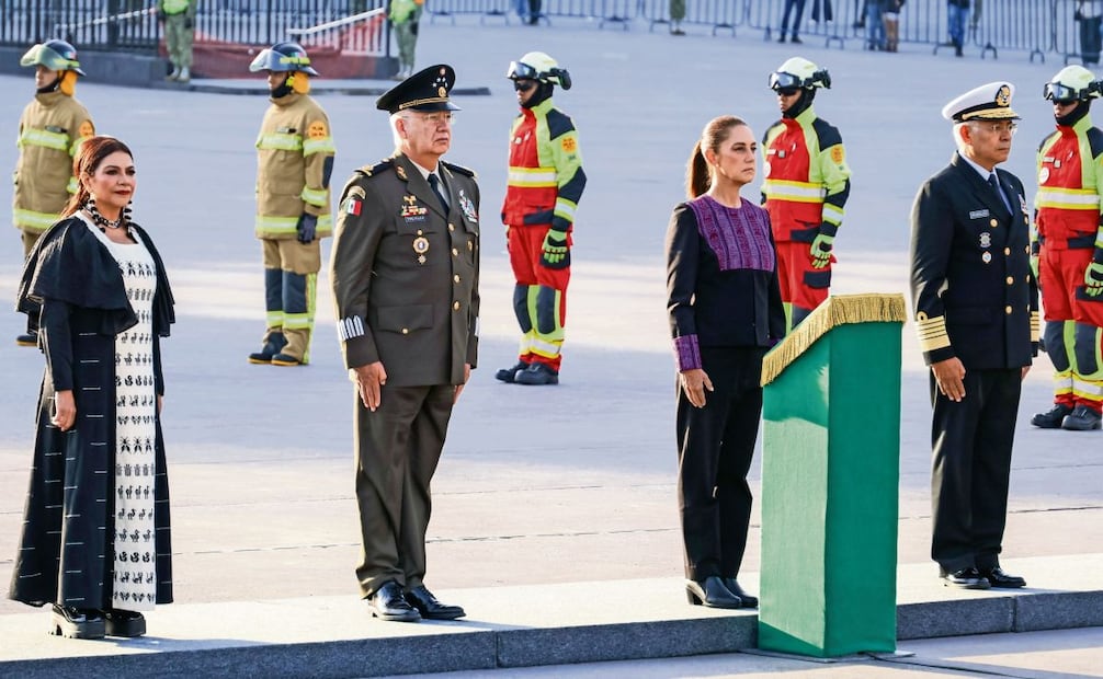 La presidenta Claudia Sheinbaum encabezó el izamiento de Bandera en el Zócalo en memoria de las víctimas de los sismos. Estuvieron la jefa de Gobierno, Clara Brugada; el general Ricardo Trevilla y el almirante Raymundo Morales. Foto: KARLA GUERRERO. EL UNIVERSAL