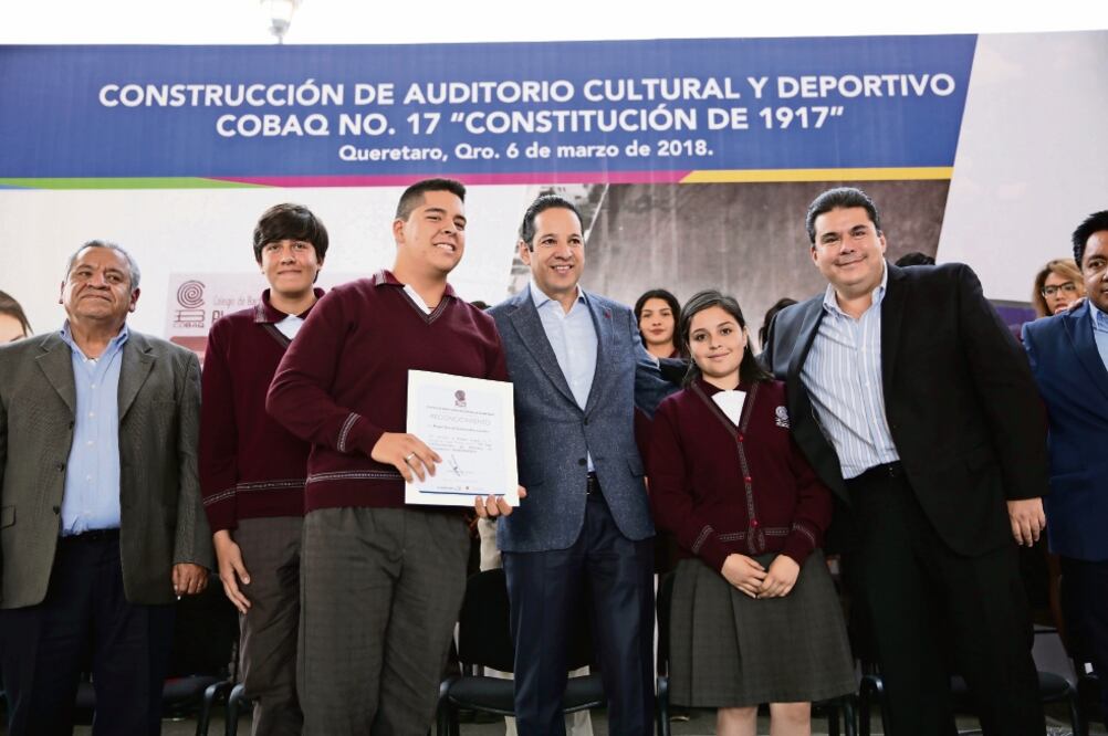 El mandatario estatal de Querétaro encabezó la entrega de infraestructura en la secundaria técnica número 12; en las labores se invirtieron 8 mdp y beneficiarán a 750 estudiantes (ESPECIAL)