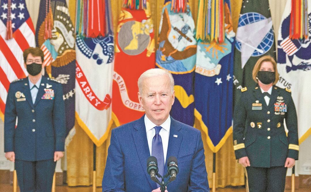 Joe Biden, flanqueado por la próxima titular del Comando de Transporte, Jacqueline Van Ovost (izq.), y la teniente general Laura Richardson, en la Casa Blanca. Foto: MANDEL NGAN. AFP