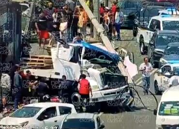 Camión se estrella contra poste de luz sobre avenida 608 en GAM; se registra gran caos vehicular