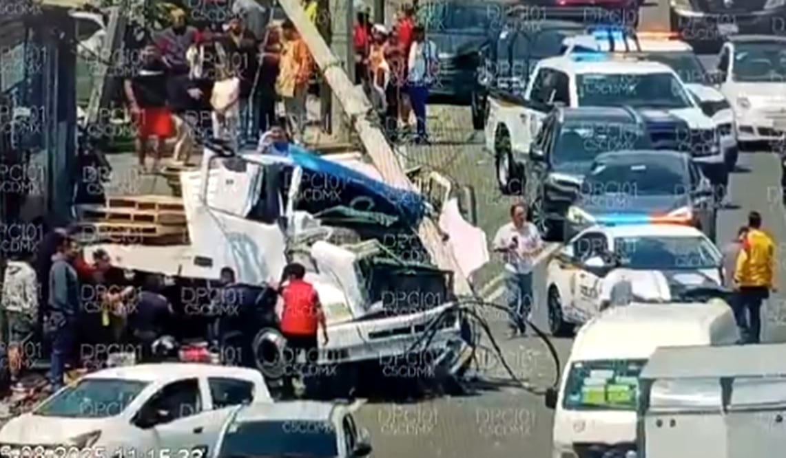 Un camión de plataforma se impactó contra un poste de Luz sobre la avenida 608, en la alcaldía Gustavo A. Madero. Foto: @C5_CDMX