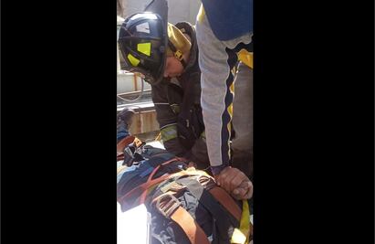 Hombre cae en pozo de aguas negras en Iztapalapa; bomberos lo rescataron