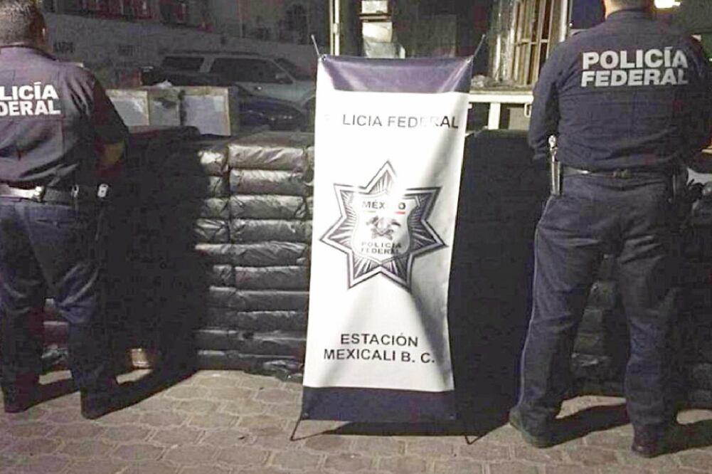 La marihuana se encontraba escondida en el doble fondo de la caja de un camión que transportaba muebles de madera (ESPECIAL)