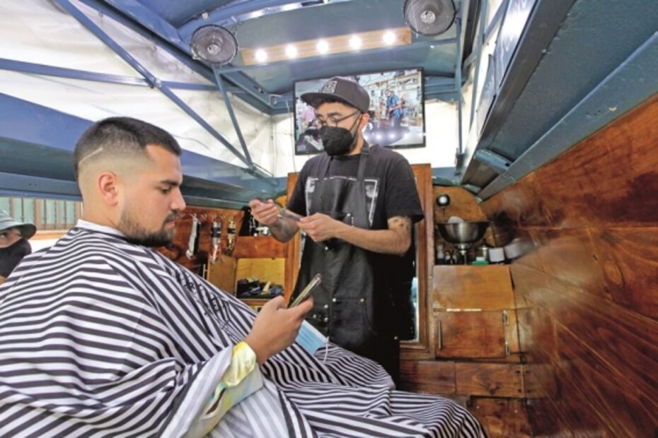 Pandemia lo impulsa a crear barbería sobre ruedas