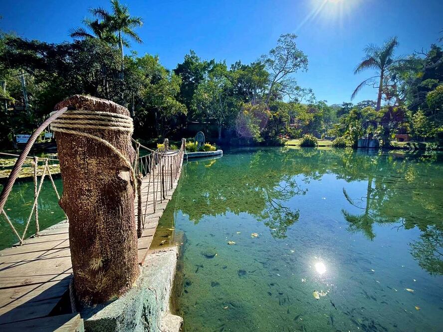El balneario tiene albercas, manantiales y un lago. Fotos: Balneario Santa Isabel