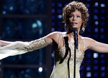 Bobby Brown demanda por documental de Whitney Houston