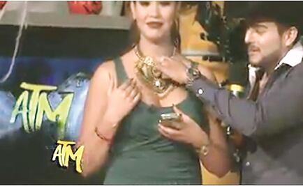 Acosan a conductora de TV en vivo