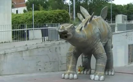 Encuentran un cadáver dentro de la estatua de un dinosaurio en Barcelona 