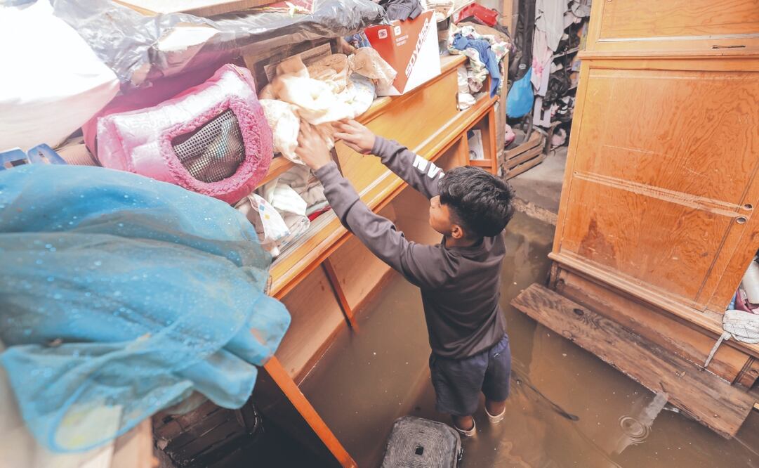 Casas inundadas en Chalco y afectaciones a las personas que realizan sus actividades diarias. Foto: Axel Sánchez/ EL UNIVERSAL