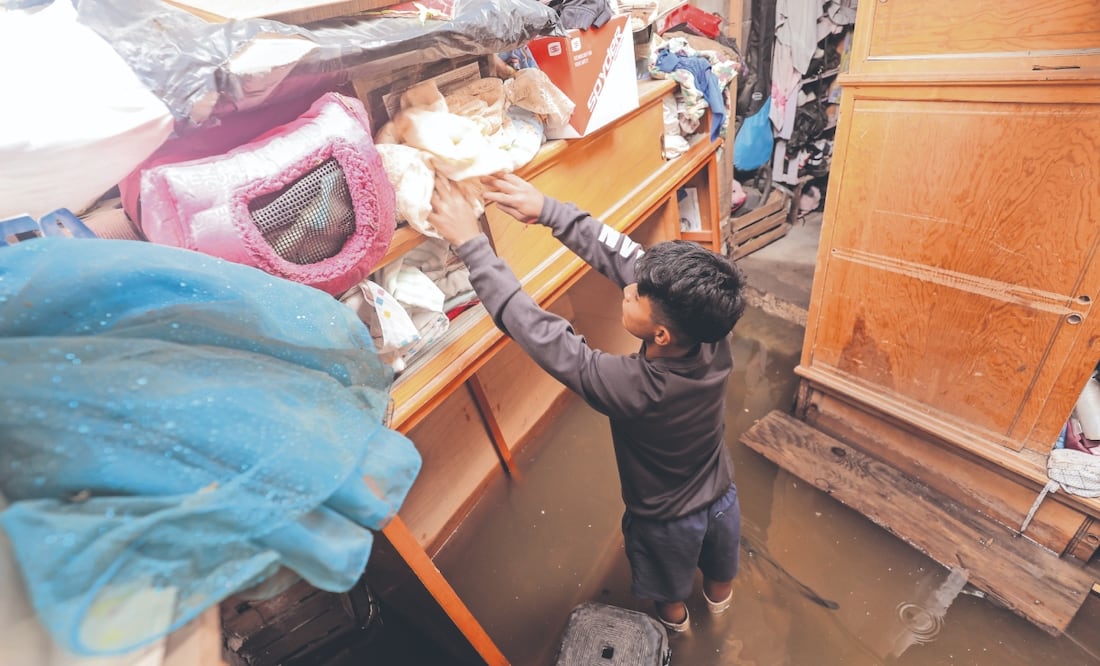 Casas inundadas en Chalco y afectaciones a las personas que realizan sus actividades diarias. Foto: Axel Sánchez/ EL UNIVERSAL