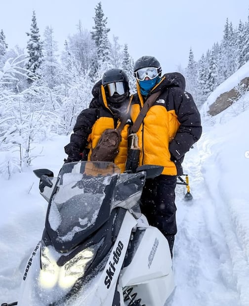 Alexis Ayala y Cinthia Aparicio disfrutaron de Alaska, lugar que ofrece una variedad única de actividades invernales gracias a su nieve abundante, noches largas y paisajes árticos.